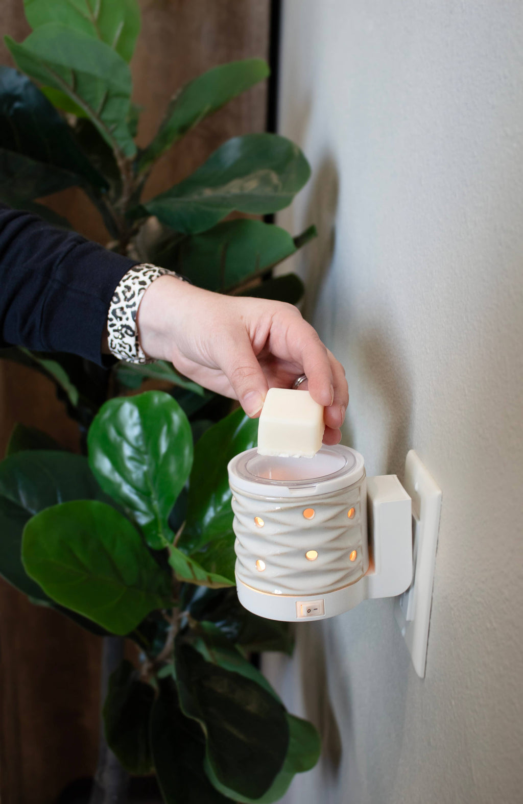 Net Wall Plug-In Wax Melter with LED Night Light